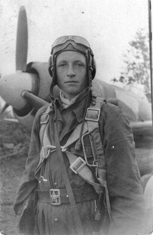 Летчик 41-го гвардейского истребительного авиационного полка 8-й гвардейской истребительной авиадивизии младший лейтенант Василий Васильевич Кочетков (1922-1943) на фоне истребителя Ла-5