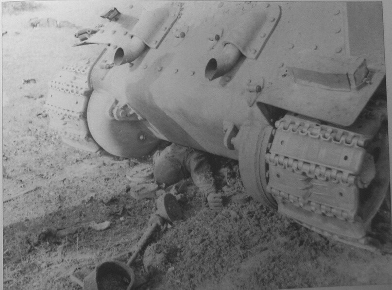 Тело советского танкиста под танком Т-34