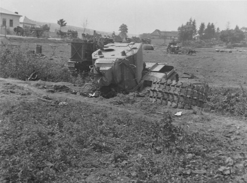 Брошенный КВ-2 в пойме реки Золотая Липа в селе Дунаев Перемышлянского района Львовской области. 1941-й год