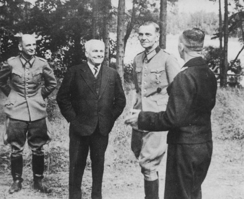 Председатель коммунистической партии Германии Вильгельм Пик (1876-1960, второй слева) в беседе с пленными немецкими военачальниками
