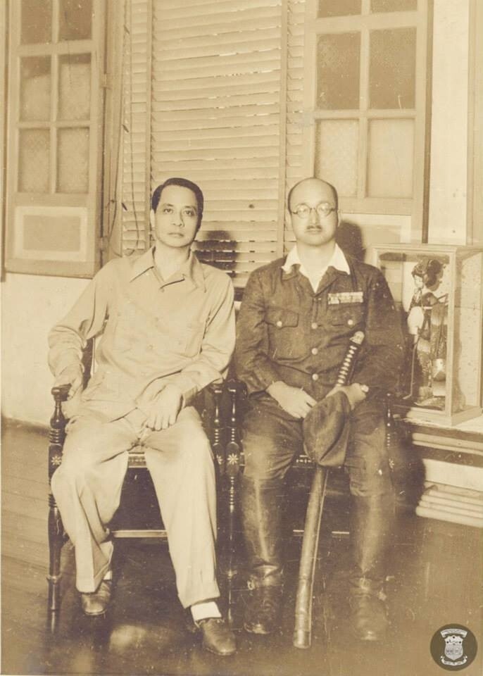 Начальник штаба японского армейского корпуса в Минданао, Филиппины Нобухико Джимбо и Мануэль Акуна Роксас, во время оккупации Филиппин - один из парламентариев филиппинского правительства, оставшихся на островах