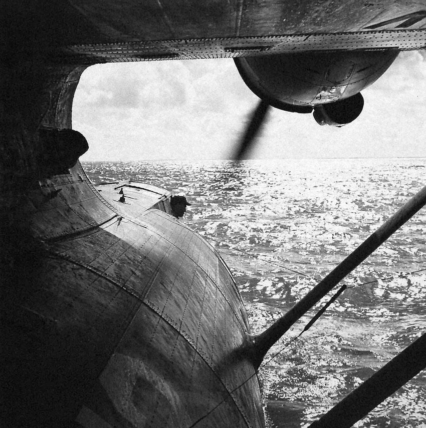 Американский гидросамолёт-разведчик PBY-5 "Каталина" в полёте. Вид из правого блистера