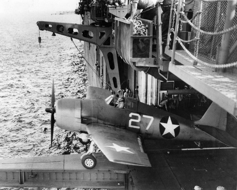 Американский палубный истребитель F6F «Хэллкэт» запускается с ангарной катапульты авианосца «Йорктаун» (CV-10).