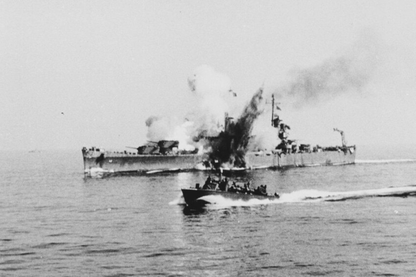 Попадание планирующей 1400-кг бомбы FX-1400 с самолета Do-217К из 100-й бомбардировочной эскадры (KG 100) люфтваффе в американский легкий крейсер «Саванна» (USS Savannah, CL-42) под Салерно. 11 сентября 1943-го года