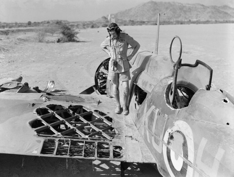 Пайлот-офицер Уолтер Кеннеди осматривает повреждения своего бомбардировщика Виккерс «Уэллсли» на аэродроме Акордат в Эритрее. 25 марта 1941-го года