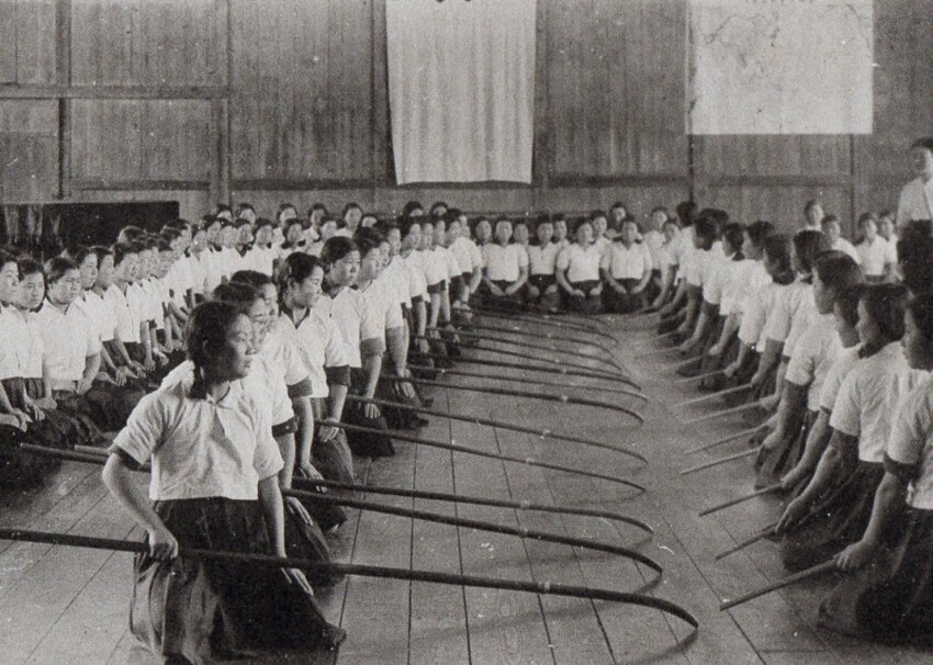 Японские школьницы тренируются в обращении с нагинатой в ожидании высадки союзников. Япония, 1944-й год.