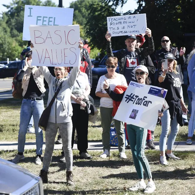 В Канаде родители митингуют против трудовика с мега-грудью