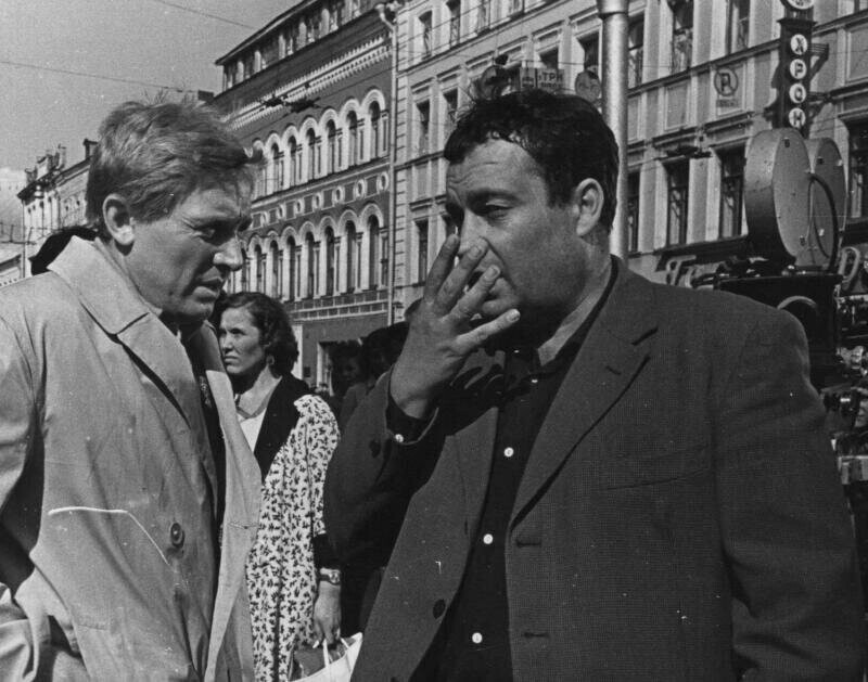 Иннокентий Смоктуновский с режиссером Эльдаром Рязановым на съемках фильма «Берегись автомобиля», 1966 год.