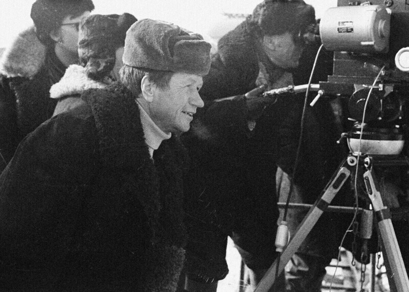 Актер и режиссер Леонид Быков на съемках своего фильма «Аты-баты, шли солдаты...», 1976 год