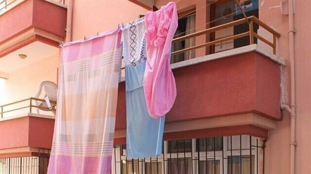 В Турции считается недопустимым развешивать выстиранное нижнее белье на улице. Зато постельное белье вешают так, что оно развевается как флаги. Причем так поступают и в деревне, и в городе