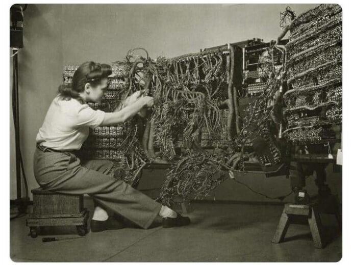 Инженер IBM настраивает один из первых компьютеров компании, 1958 год