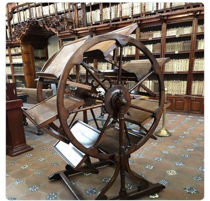 300-летний библиотечный прибор, позволявший исследователю одновременно просматривать до 7 книг