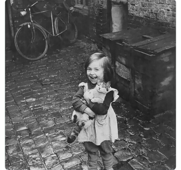 Маленькая француженка со своей кошкой, 1959 год