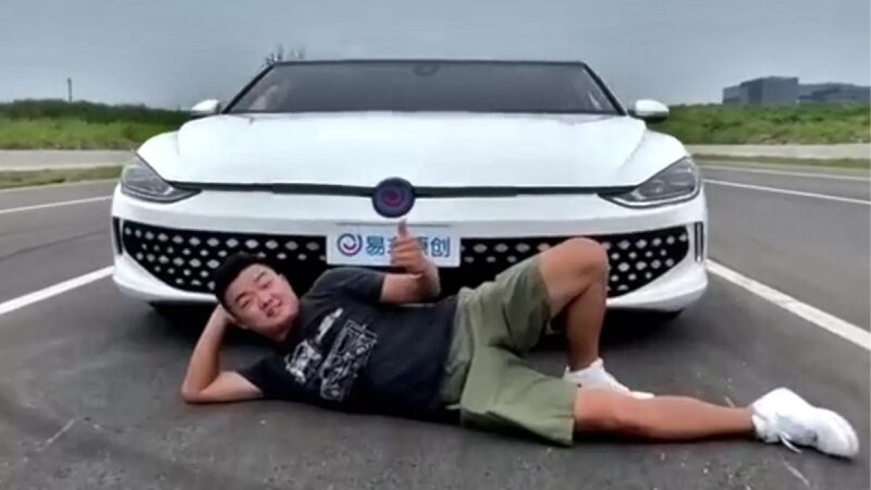 Китайский блогер растянул Volkswagen до впечатляющих трёх метров в ширину