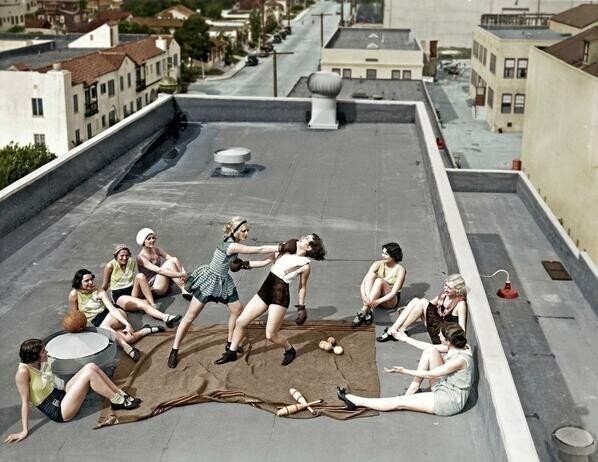 34. Женщины боксируют на крыше, 1938 год