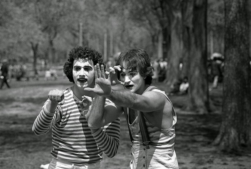 1. В 1974 году Дэниел Сорин сфотографировал двоих мимов в Нью-Йорке. 35 лет спустя он понял, что одним из них был тогда еще неизвестный Робин Уильямс