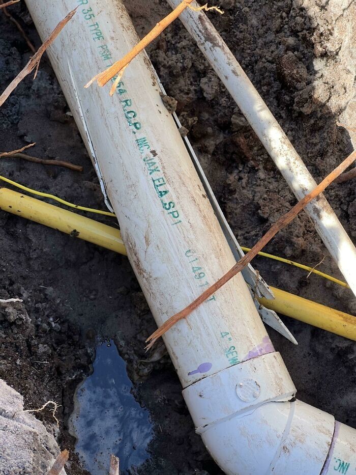 20. "Газовая компания утверждает, что никак не могла сломать мою канализационную трубу при установке газопровода. Итак, я немного покопался…"