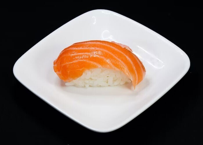 По канонам японской кухни, суши должен готовить только мужчина. Это связывают с тем, что температурные показатели тела у женщин выше, что может повлиять на качество блюда. Раньше женщинам запрещали даже помогать мужчинам в приготовлении