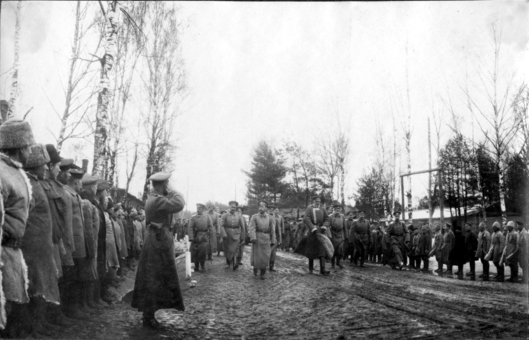 Император Николай II обходит строй мобилизованных солдат 1914 г.