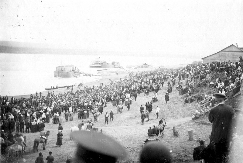 Проводы мобилизованных на войну. Пермская губ., г. Оханск 1914 г.