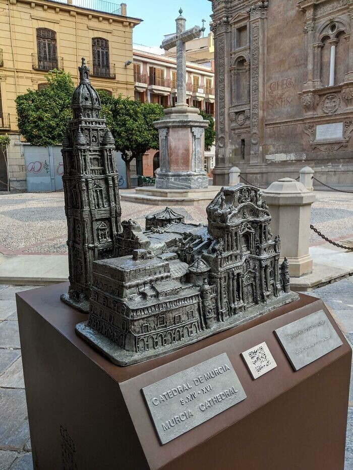 Рядом с собором в Мурсии, Испания, есть 3D-модель, чтобы незрячие люди могли её потрогать и понять, как выглядит собор