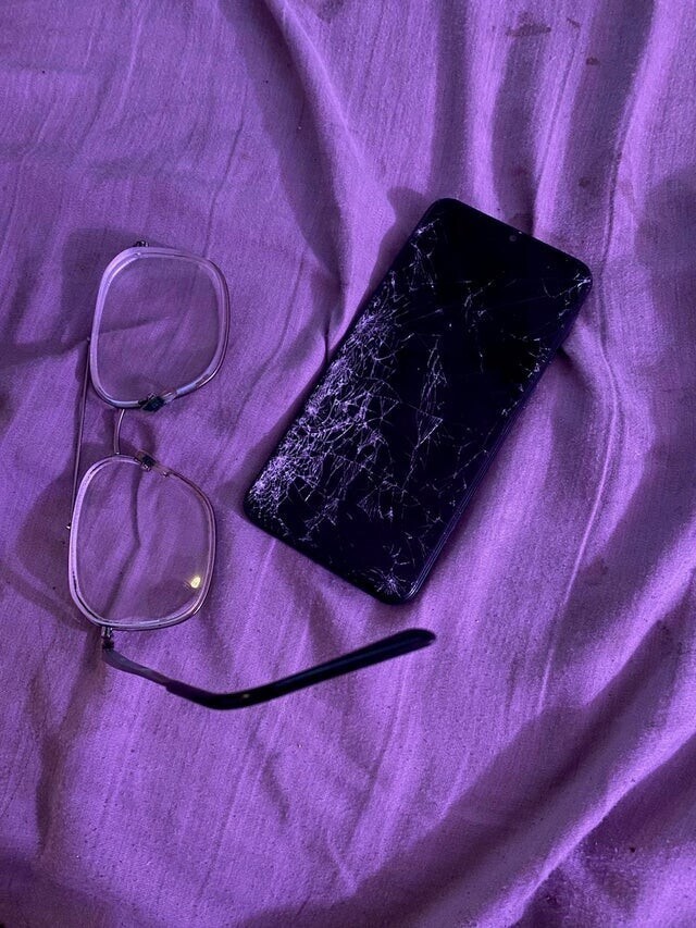 Сегодня моя дочь разбила свой телефон, а потом села на мои очки