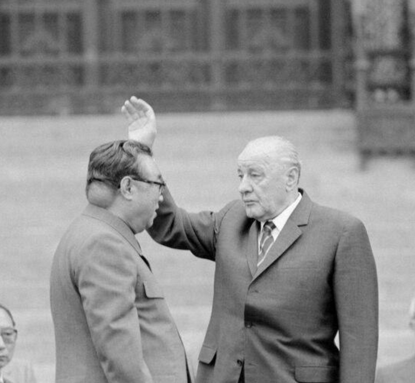 10. Редкое фото Ким Ир Сена 80-х годов, на котором видна опухоль на его шее. Из-за нее он запрещал фотографировать себя с правой стороны