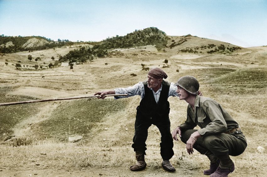 18. Сицилийский фермер показывает американскому солдату, куда отступили немцы, август 1943 года