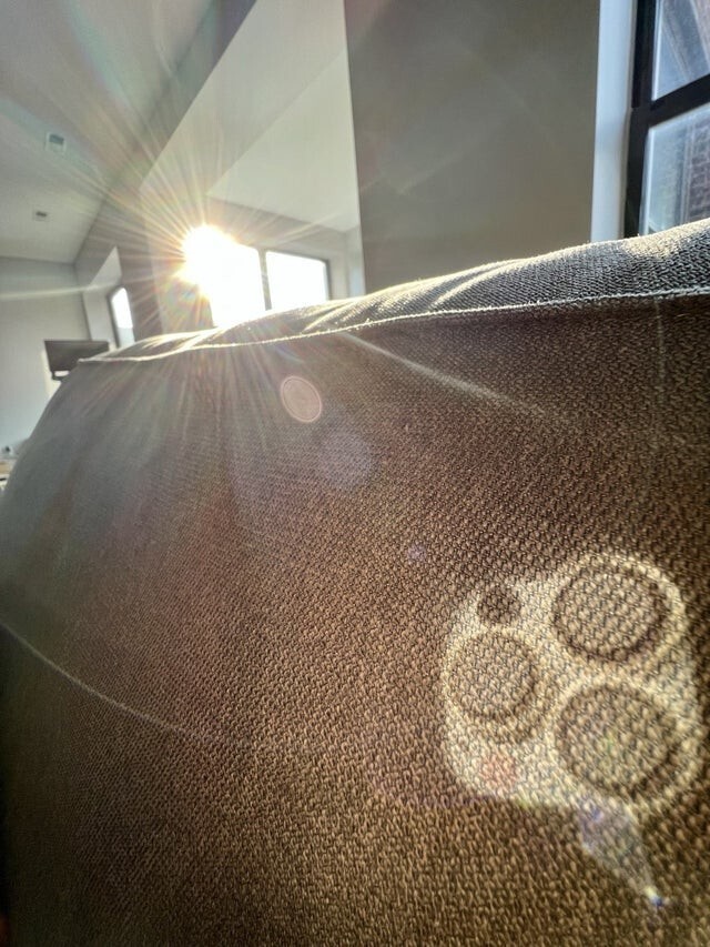 Из-за солнечного света камера телефона отразилась на диване очень четко