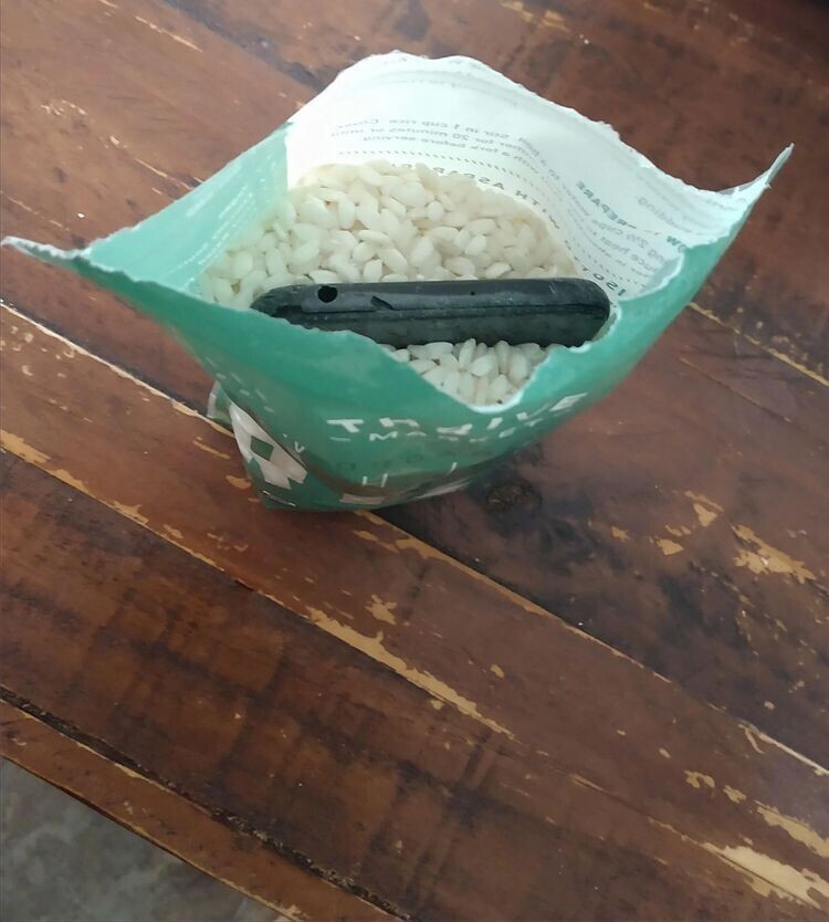 «Мой сын уронил свой телефон в унитаз и открыл новый пакет с рисом, чтобы положить его туда и просушить»