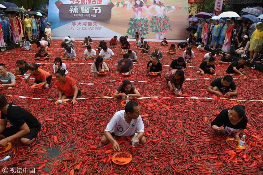 Китайский фестиваль перца чили. Кульминацией праздника является соревнование по поеданию страшно жгучего овоща. Интересно знать, награда соответствует таким мучениям?