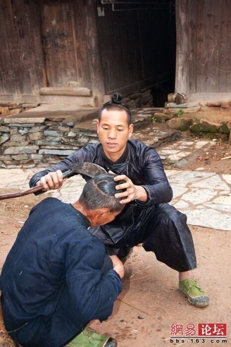 Для создания прически, китайцам совсем не нужны парикмахерские инструменты и салон. Стрижка серпом или раскалёнными щипцами - обычное дело. Во время такой стрижки легко можно остаться без уха