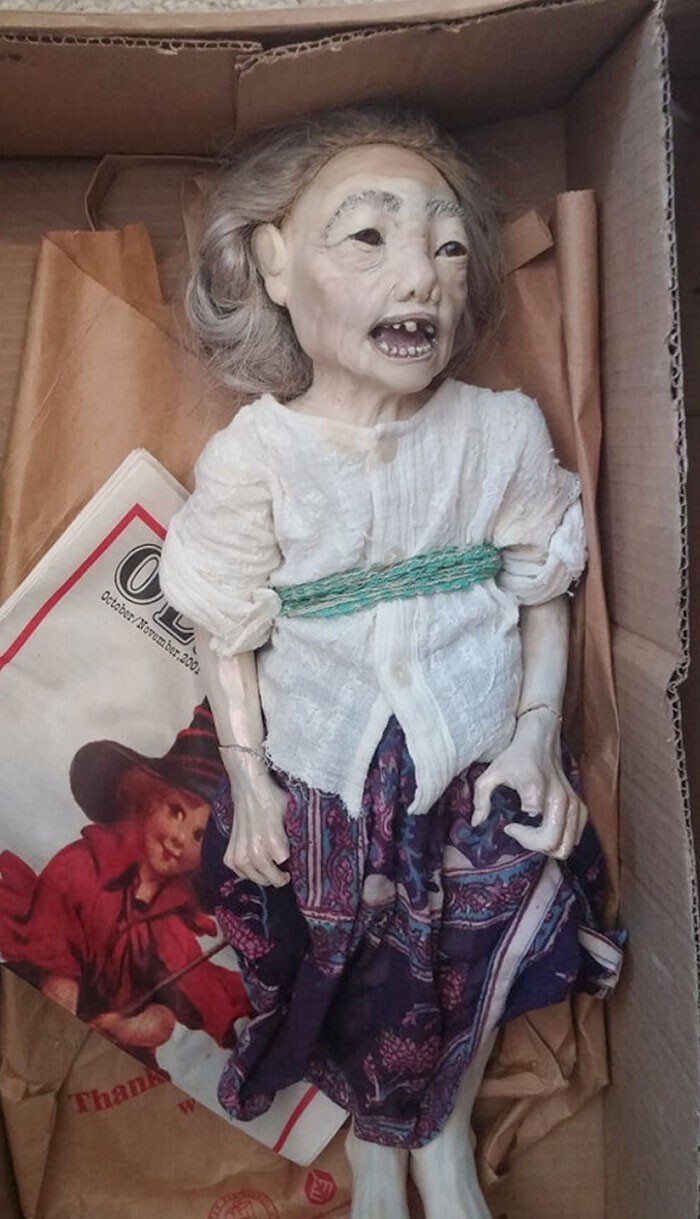 "Нашел эту куклу в старой коробке в подвале"