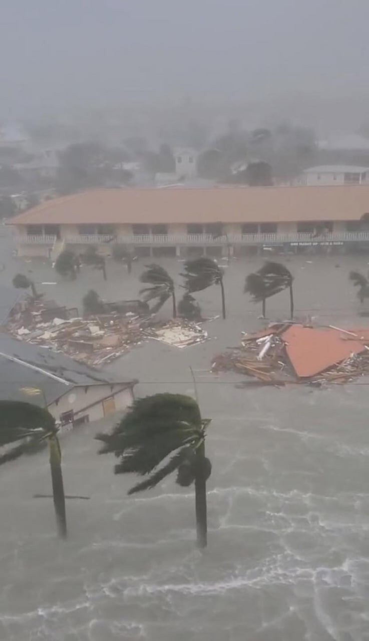 В США бушует ураган «Иэн»: два миллиона людей остались без света, ветер сносит крыши домов, а по улицам плавают акулы