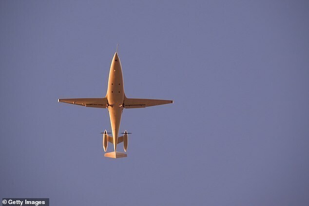 Первый в мире полностью электрический пассажирский самолет успешно поднялся в небо