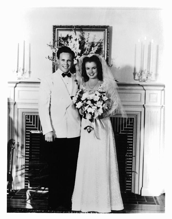 16-летняя Монро и её первый муж, Джеймс Догерти