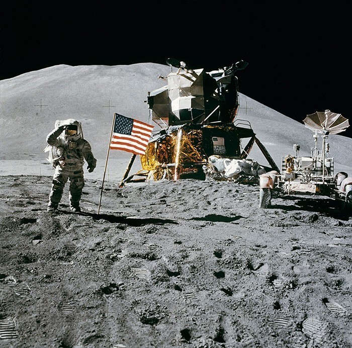 11. Люди слетали на Луну раньше, чем придумали чемоданы с колесиками