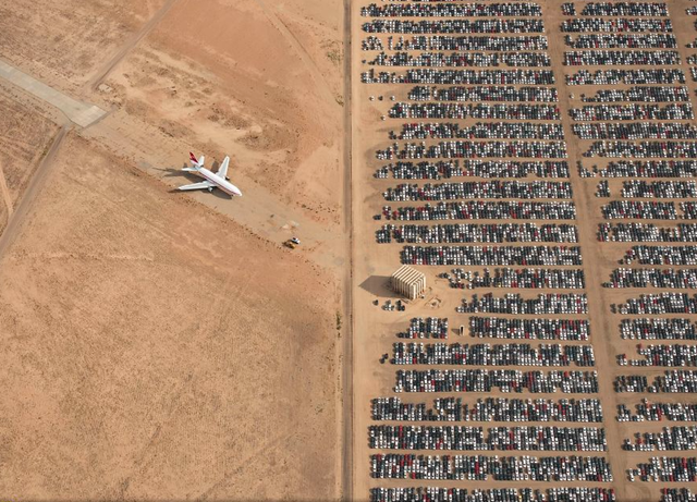 Тысячи автомобилей Volkswagen и Audi посреди пустыни Мохаве. Модели, произведенные с 2009 по 2015 год, создали так, чтобы они могли обманывать тексты на выбросы, предусмотренные Агентством по охране окружающей среды США. После скандала Volkswagen при