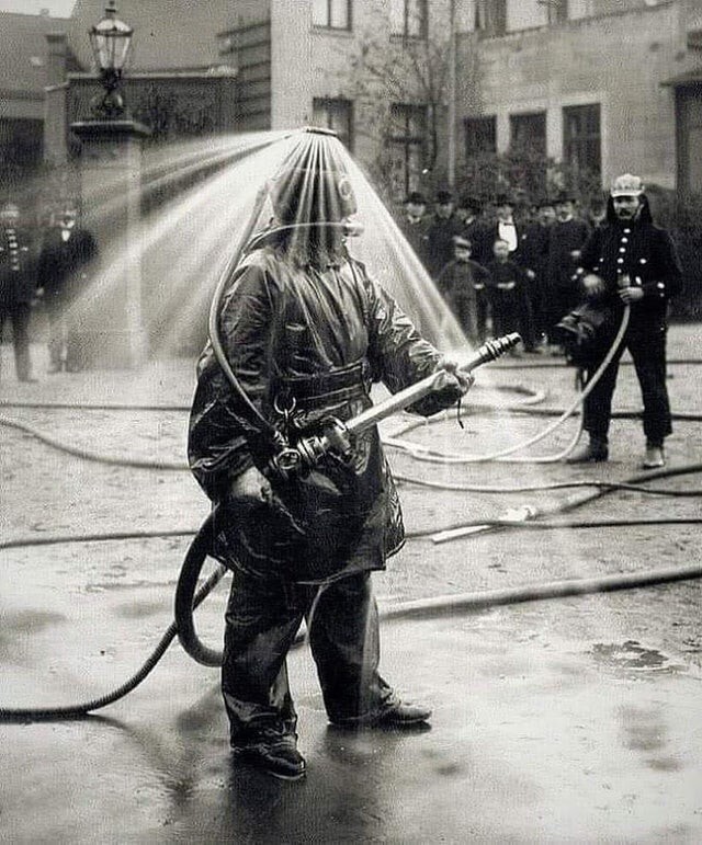 Костюм пожарного, позволяющий ему приблизиться к огню