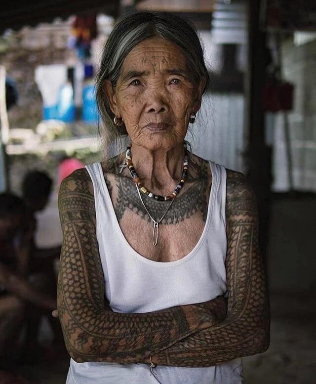 Это Whang-od Oggay - 104-летняя татуировщица из Филиппин. Она единственная из народа Калинги. Она сначала выбирает, достоин ли человек татуировки, а затем решает, какую именно набить 