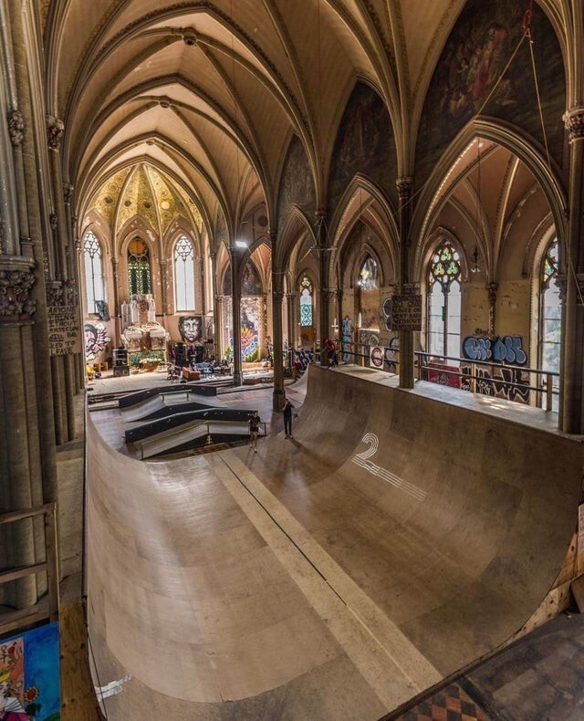 Это заброшенная церковь, которую выкупили скейтеры о сделали парком