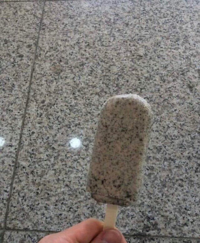 Мороженое совершенно сливается с полом