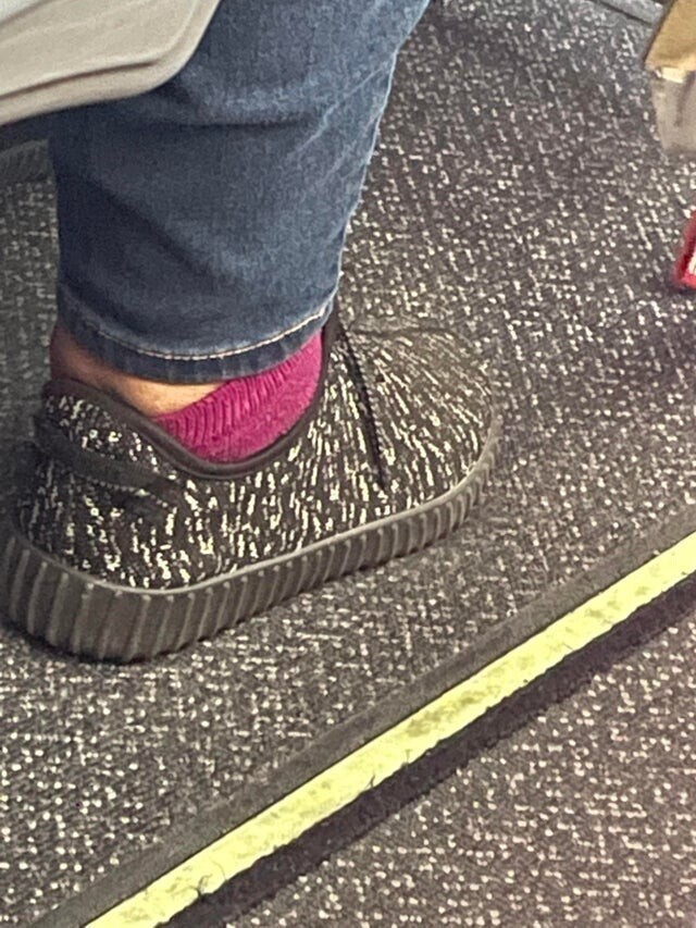 У соседки в поезде была обувь очень подходящая к полу