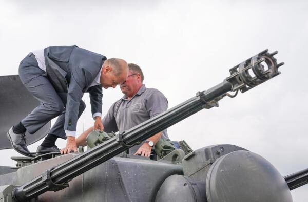 Для тех, кто в танке. Почему европейские политики так любят "военные" фотосессии