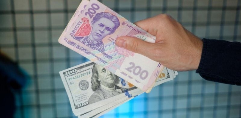 Нацбанк Украины продолжает продавать валюту, чтобы удержать гривну на плаву