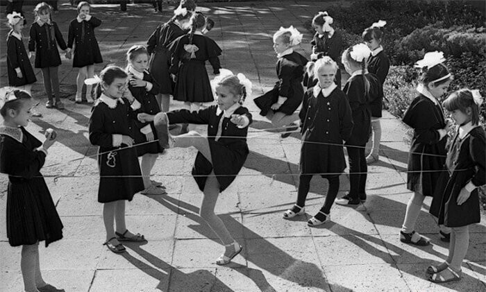 Резиночка – самое популярное развлечение советских школьниц