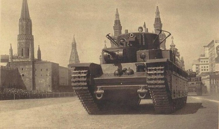 Т-35 во время парада на Красной площади