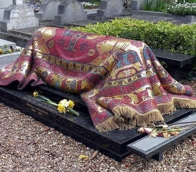 Это могила Рудольфа Нуреева, великого русского танцовщика. Могила была спроектирована так, чтобы выглядеть как ковер, но она полностью сделана из бронзы и стекла