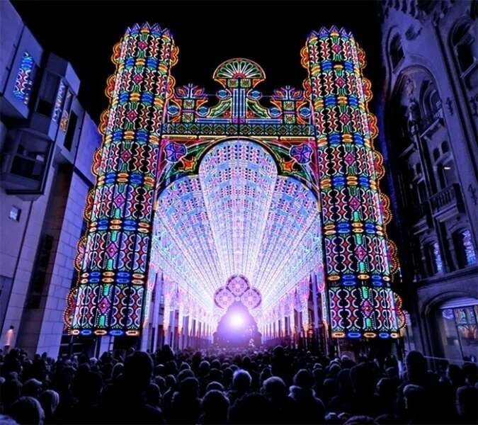 Собор с 50 000 светодиодных фонарей, во время Фестиваля света, Бельгия