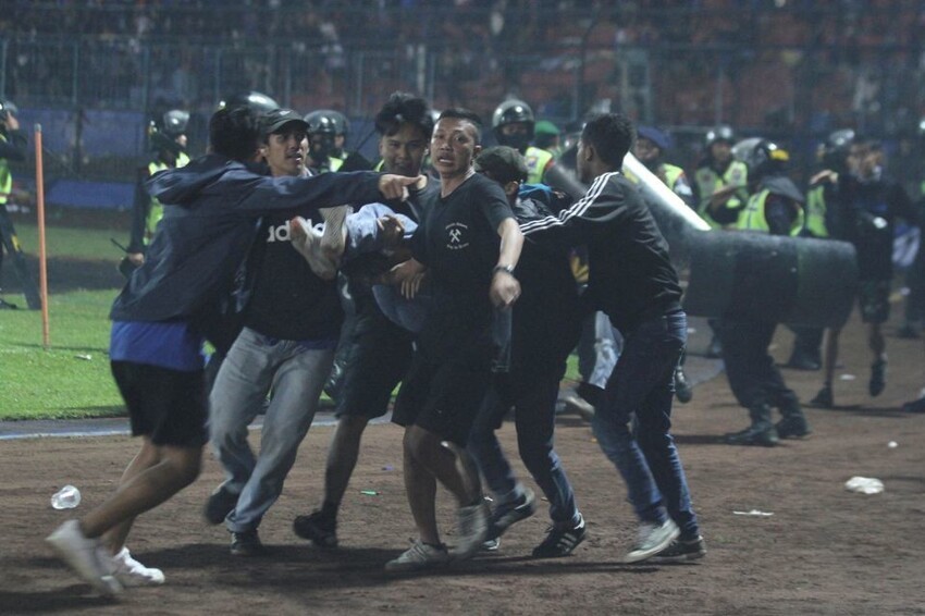 Более 120 человек погибли на футбольном матче в Индонезии
